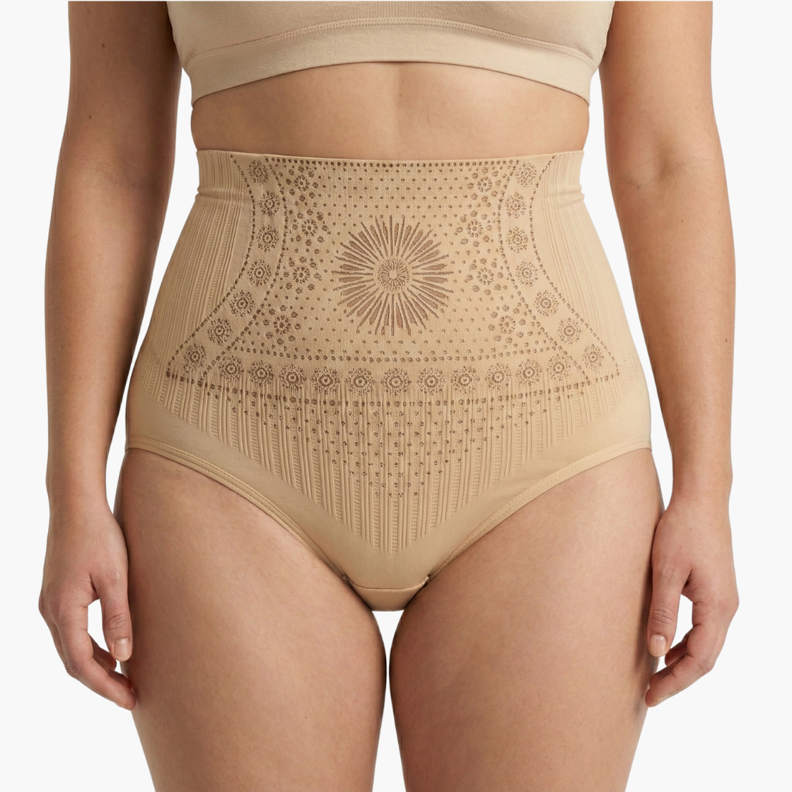 Femme portant culotte sculptante taille haute Nuvia effet ventre plat immédiat 