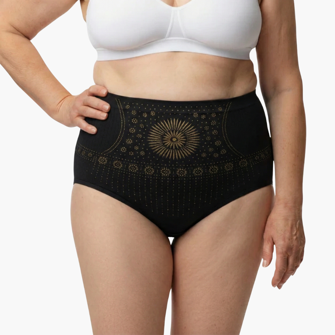 Femme portant culotte sculptante taille haute Nuvia effet ventre plat immédiat 