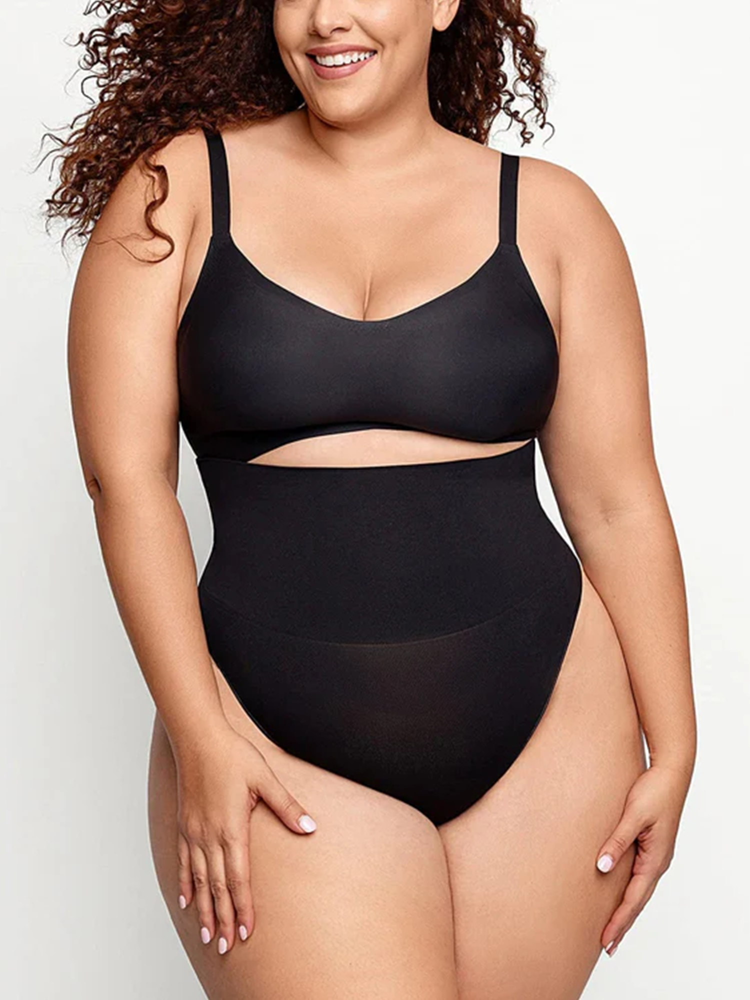 alt="Shorty sculptant femme effet lissant porté sous les vêtements"